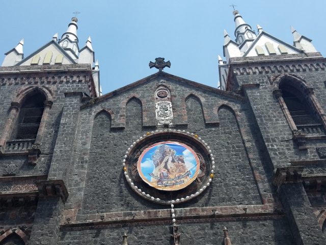 https://www.ecuatouring.com/wp-content/uploads/2020/12/banos-cathedral-640x480.jpg