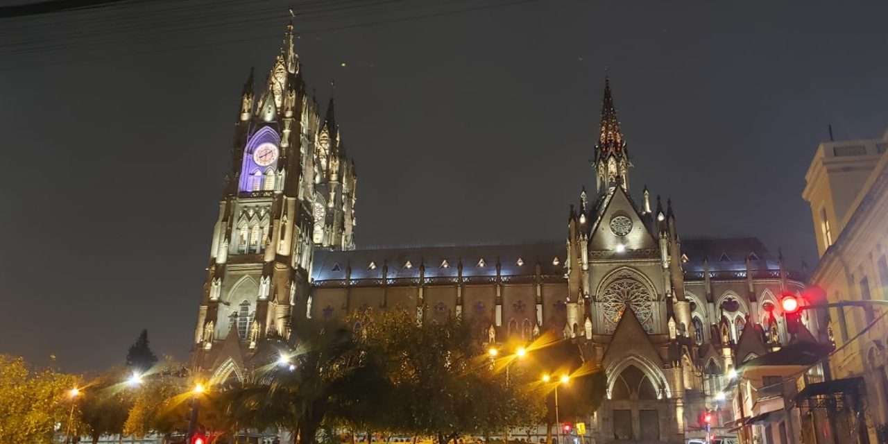 https://www.ecuatouring.com/wp-content/uploads/2025/12/Iglesia-de-la-Basilica-Nocturna-1280x640.jpeg