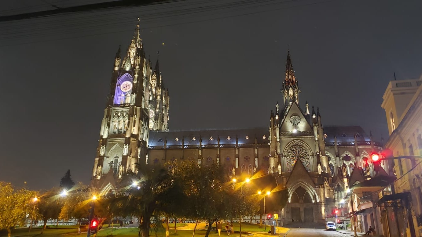 Iglesia de la Basilica Nocturna Basilica del Voto Nacional, Quito-Ecuador